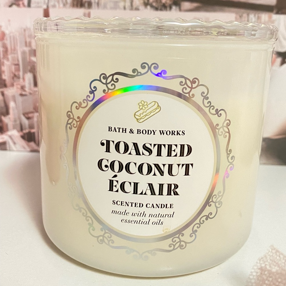 Bath & Body Works Toasted Coconut Éclair Scented 3-wick Candle